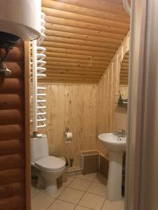 布克维Cottage Kalina的带马桶和水槽的浴室 更多62张照片