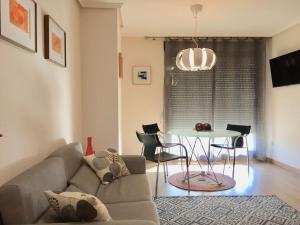 ein Wohnzimmer mit Couch und Tisch in der Unterkunft Loft en la Ciudad de las Ciencias y cerca de la playa in Valencia