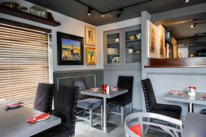 een eetkamer met tafels en stoelen in een restaurant bij Cliffs of Moher Hotel in Liscannor
