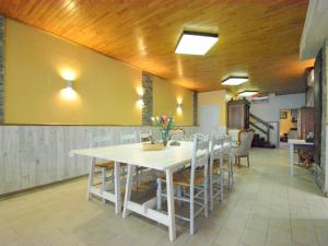 een eetkamer met een witte tafel en stoelen bij Holiday Home with bubble bath opened from 1 2 May to end of September in Florenville