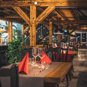 stolik w restauracji z czerwonymi serwetkami w obiekcie Le Manoir Vionnaz w mieście Vionnaz