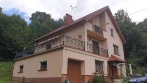 dom z balkonem na górze w obiekcie Apartament Przy Skale u Anny w mieście Sąpów