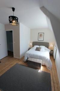 Tempat tidur dalam kamar di Au Mont Chez Nous Jaccuzi et Sauna