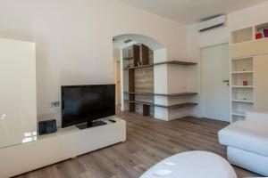 A television and/or entertainment centre at Apartment old wall Como center