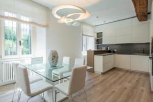 A kitchen or kitchenette at Apartment old wall Como center