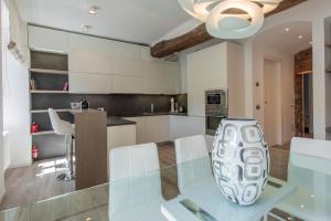 A kitchen or kitchenette at Apartment old wall Como center