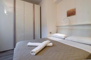 A bed or beds in a room at Apartment old wall Como center