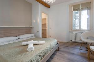 A bed or beds in a room at Apartment old wall Como center