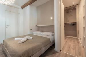 A bed or beds in a room at Apartment old wall Como center