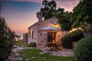 A garden outside Angolo di paradiso sul mare