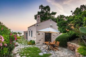 A garden outside Angolo di paradiso sul mare