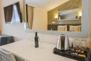 Postel nebo postele na pokoji v ubytování Tonoz Beach Hotel