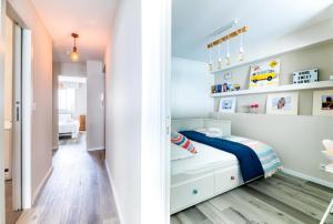 - une petite chambre avec un lit et des étagères dans l'établissement Face à la mer - Première conciergerie, à Palavas-les-Flots