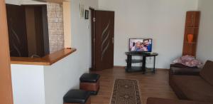 sala de estar con sofá y mesa en Apartament Delfinariu-Constanta, en Constanţa