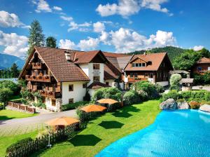 una vista aérea de una casa con piscina en Bio-Bauernhof Simonbauer, en Ramsau am Dachstein