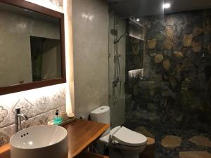 Ein Badezimmer in der Unterkunft Villa Niketan Sanur - Three bedroom, Sanur, Near Icon Mall, Harbor