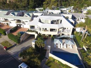 een luchtzicht op een huis met een zwembad bij Barrenjoey at Iluka Resort Apartments in Palm Beach