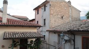 an alley between two buildings with roofs at LE GINESTRE in Sulmona