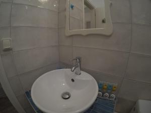 Un baño con un lavabo blanco y un espejo. en Fantastic Cycladic Maisonette Olga in Naoussa, en Naousa