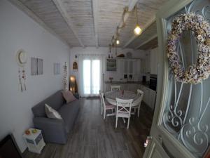 una sala de estar con un sofá y una mesa en Fantastic Cycladic Maisonette Olga in Naoussa, en Naousa 22 fotos más