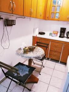 コリントスにあるSweet Homeの小さなテーブル、テーブルと椅子付きのキッチンが備わります。