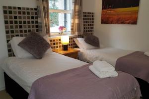 Un pat sau paturi într-o cameră la Inchmarlo Golf Resort, Banchory Villa 26 AS 00266F