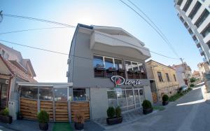 un edificio con un signo de duque a un lado. en DIONIS Rooms & Apartments, en Prilep