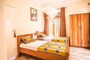 Schlafzimmer mit einem Bett und einem Fenster in der Unterkunft High Ground Villa in Kigali