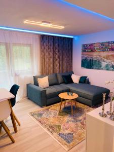 ein Wohnzimmer mit einem Sofa und einem Tisch in der Unterkunft Natal Gian in Ischgl