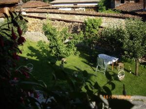 un pequeño jardín con mesa y sillas. en Hotel Rai, en Koprivshtitsa