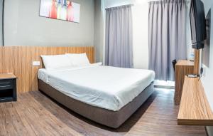 K West Hotel客房内的一张或多张床位