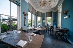 A restaurant or other place to eat at Boutique hotel Puur Zee - Adults Only