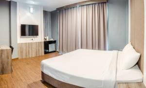 Postel nebo postele na pokoji v ubytování K West Hotel