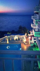 widok na ocean z hotelowego balkonu w nocy w obiekcie Clear Horizon w mieście Ammoudi