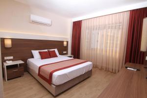 Postel nebo postele na pokoji v ubytování Sunway Club Otel