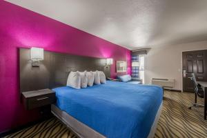 A bed or beds in a room at Stratford House Inn