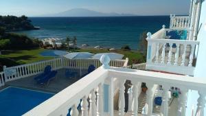 Vom Balkon einer Villa genießen Sie Meerblick. in der Unterkunft Clear Horizon in Ammoudi