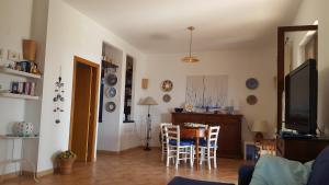Televízia a/alebo spoločenská miestnosť v ubytovaní Villa Lisca Blu