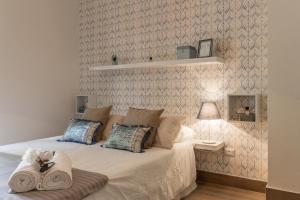 ein Schlafzimmer mit einem Bett mit zwei Handtüchern darauf in der Unterkunft CASA GONZAGA con parcheggio in Orvieto