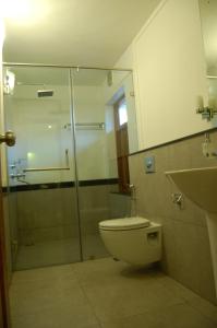 La salle de bains est pourvue d'une douche, de toilettes et d'un lavabo. dans l'établissement The Villa Romantica, à Nedumbassery