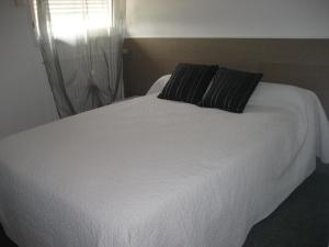 Cama o camas de una habitación en Hôtel Bon Repos
