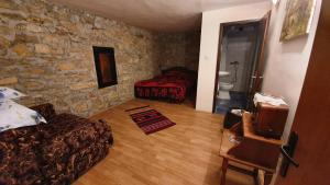 Llit o llits en una habitació de Pivnice Radosavljević - Ljubina pivnica