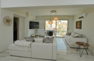 A television and/or entertainment centre at Rethymno City View Apartment