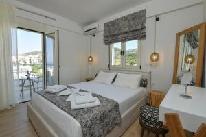 A bed or beds in a room at Rethymno City View Apartment