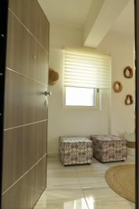 A seating area at Rethymno City View Apartment