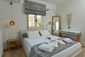 A bed or beds in a room at Rethymno City View Apartment