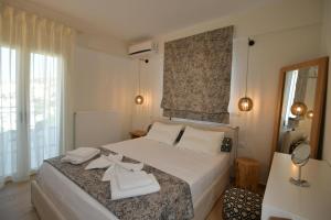 A bed or beds in a room at Rethymno City View Apartment