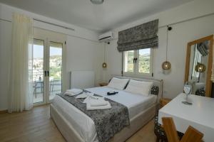 A bed or beds in a room at Rethymno City View Apartment