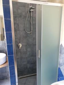 una doccia con porta in vetro in bagno di Lucy's house - comfortable apartment in Amalfi ad Amalfi