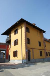 a yellow building with windows and a roof at B&B La Braida in Vinovo